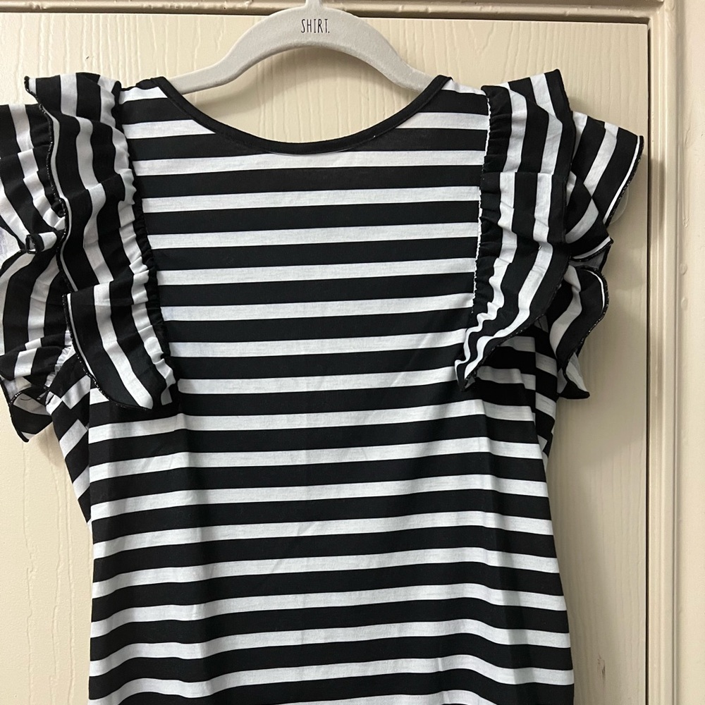 SHEIN cute ruffled sleeve black and white top. Size S